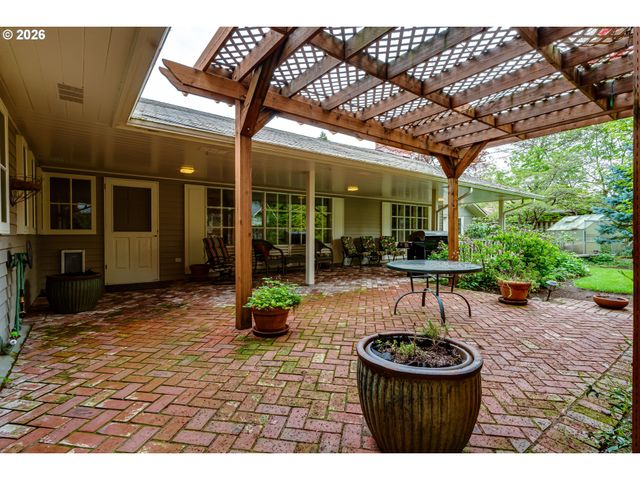 410 DARTMOOR Dr, Eugene, OR 97401