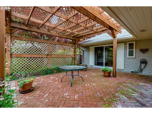 410 DARTMOOR Dr, Eugene, OR 97401