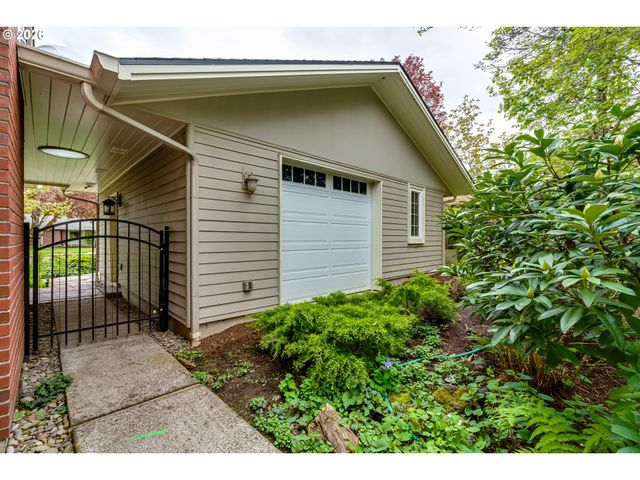 410 DARTMOOR Dr, Eugene, OR 97401