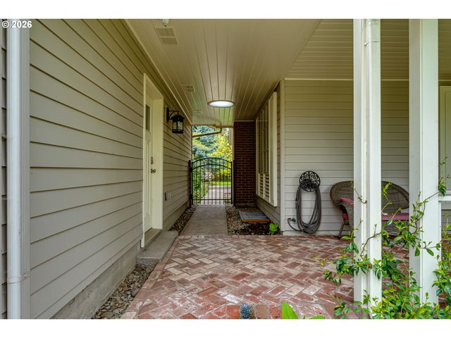 410 DARTMOOR Dr, Eugene, OR 97401