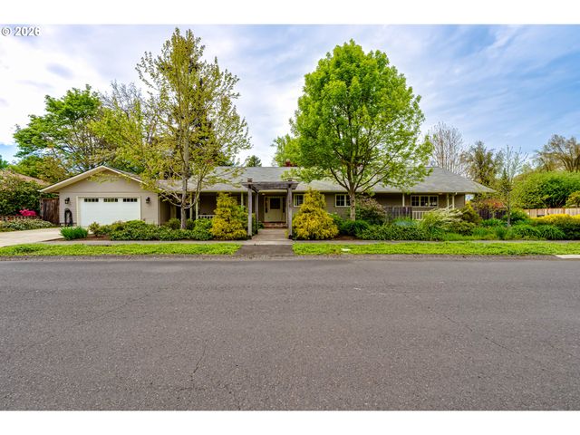 410 DARTMOOR Dr, Eugene, OR 97401