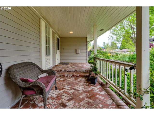 410 DARTMOOR Dr, Eugene, OR 97401