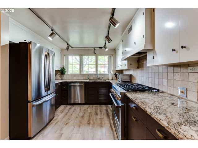 410 DARTMOOR Dr, Eugene, OR 97401