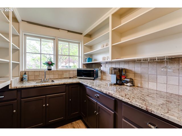 410 DARTMOOR Dr, Eugene, OR 97401