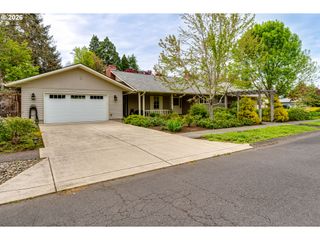 410 DARTMOOR Dr, Eugene, OR 97401
