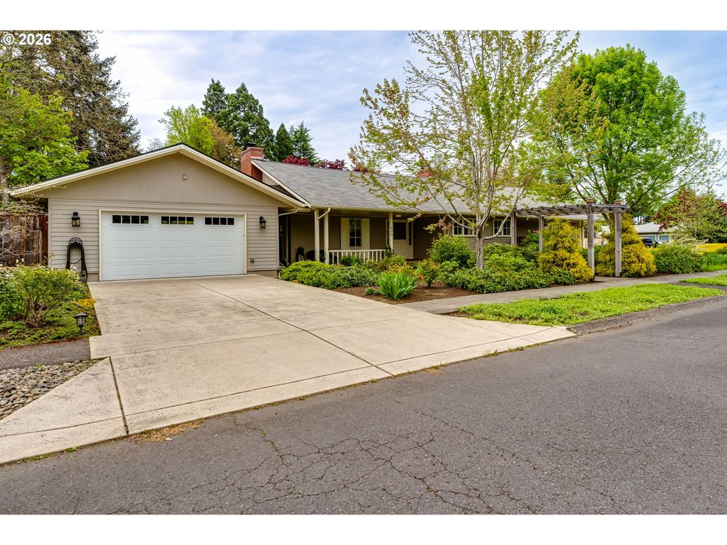 410 DARTMOOR Dr, Eugene, OR 97401