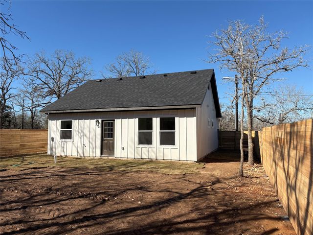 211 Big Bow, Smithville, TX 78957