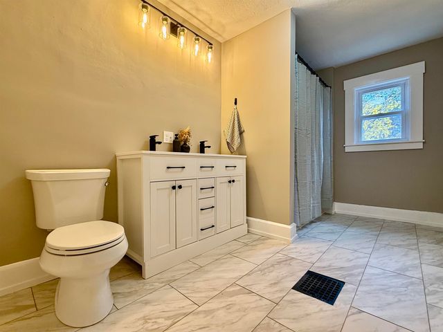 28 Leach Avenue, Franklin, NH 03235