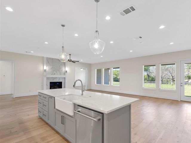 226 Hydrangea DR, Smithville, TX 78957