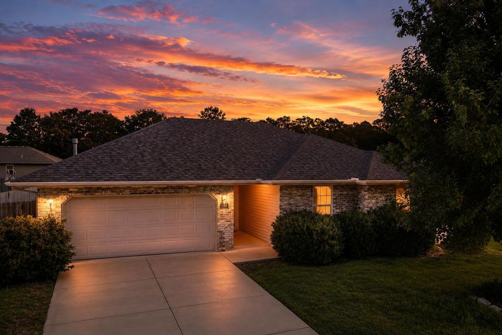 1107 E Melton Road, Ozark, MO 65721