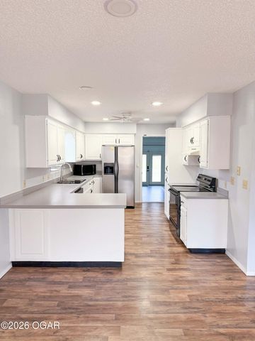 1422 W Macon Street, Carthage, MO 64836