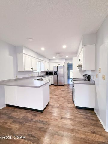 1422 W Macon Street, Carthage, MO 64836