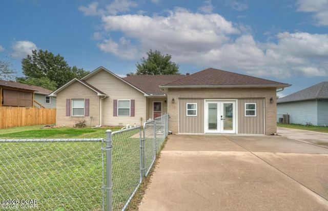 1422 W Macon Street, Carthage, MO 64836