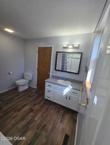 1422 W Macon Street, Carthage, MO 64836