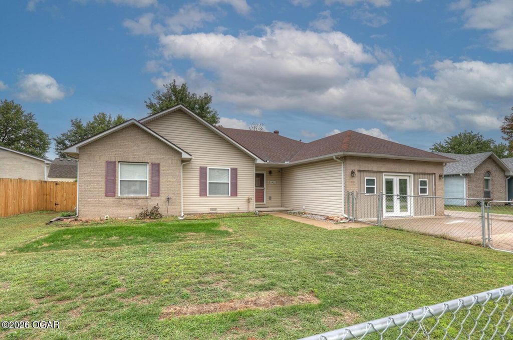 1422 W Macon Street, Carthage, MO 64836