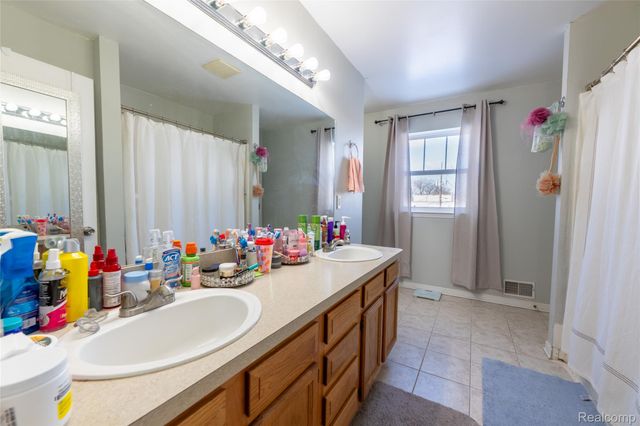 1750 E Woodruff Avenue, Hazel Park, MI 48030