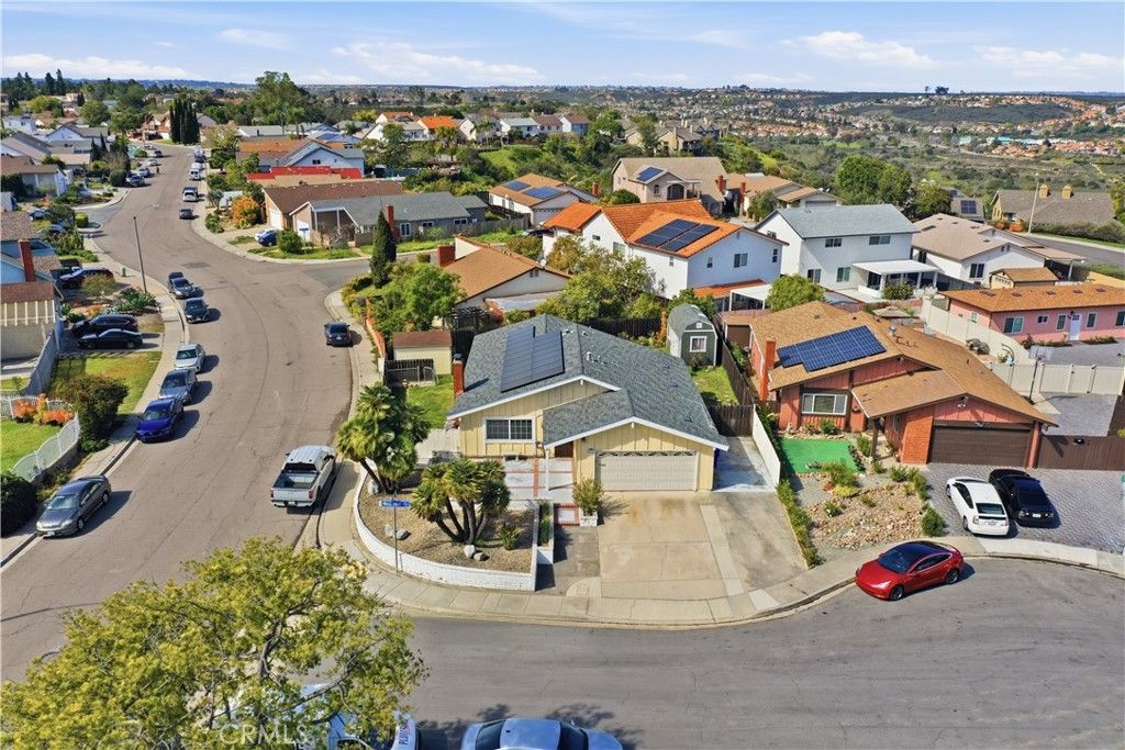 Image 3 of property listing at 11476 Bellatrix Court, San Diego, CA 92126