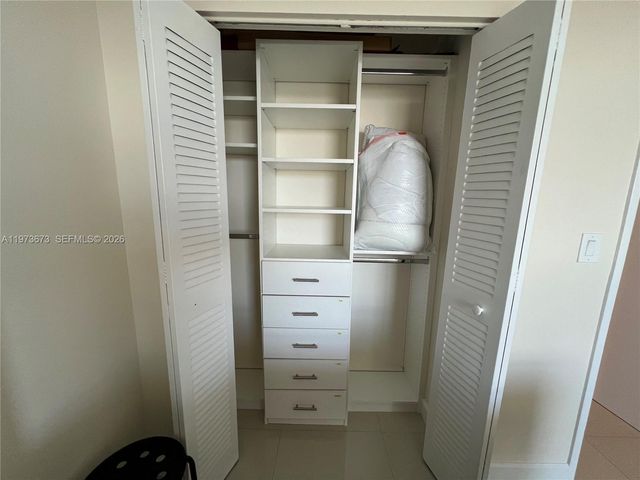 3731 N Country Club Dr 1424, Aventura, FL 33180