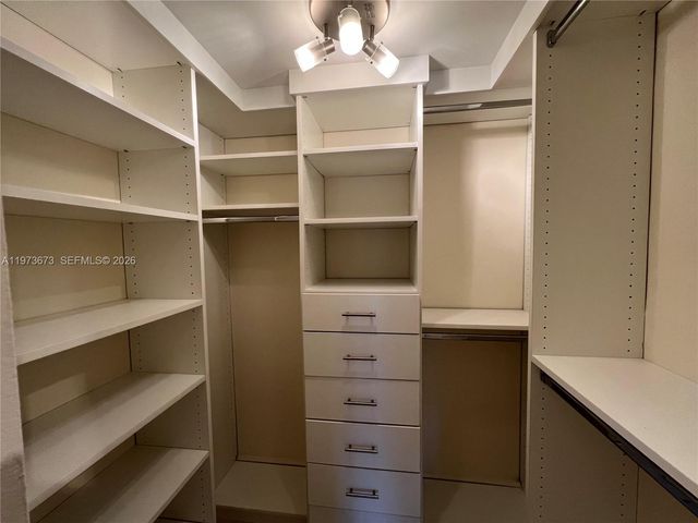 3731 N Country Club Dr 1424, Aventura, FL 33180