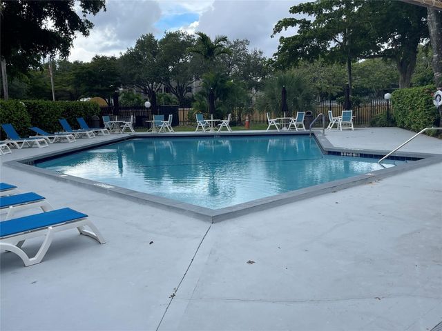 3083 N Oakland Forest Drive 308, Oakland Park, FL 33309