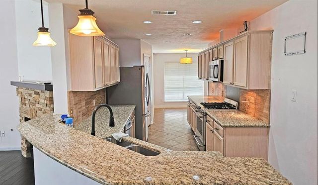 1805 Oak Hollow Drive W, Pearland, TX 77581