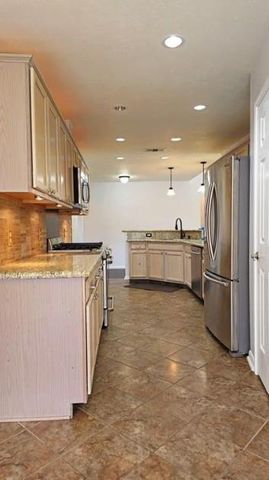 1805 Oak Hollow Drive W, Pearland, TX 77581