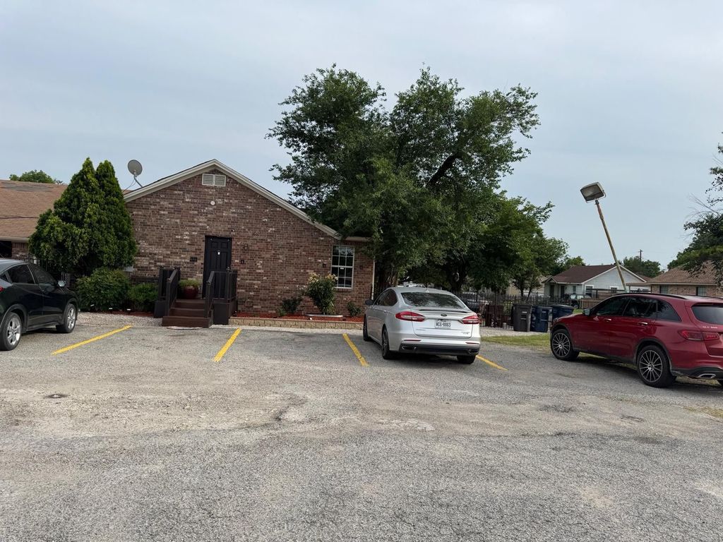 2344 CHANDLER, Fort Worth, TX 76111 — photo 3