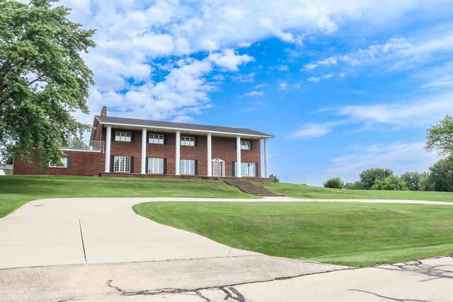 3900 Pine Hill Road, Sterling, IL 61081