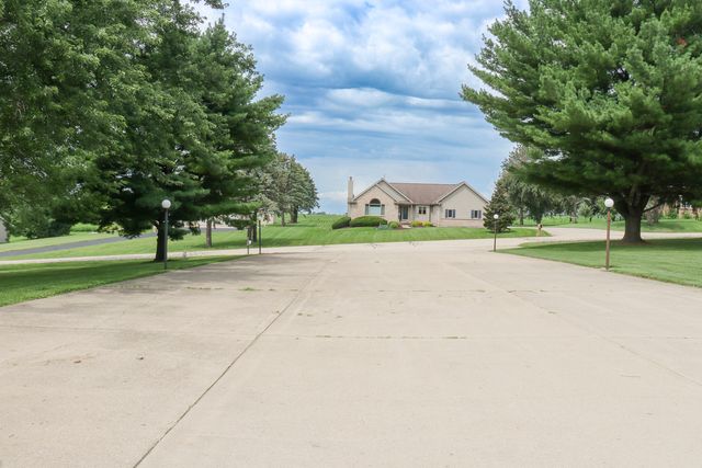 3900 Pine Hill Road, Sterling, IL 61081