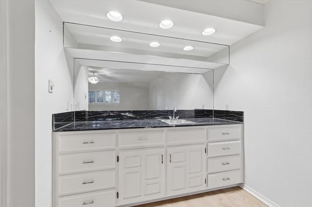 2505 Oak Manor Court, Arlington, TX 76012