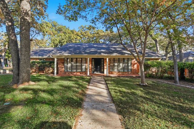 2505 Oak Manor Court, Arlington, TX 76012