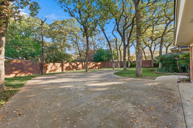 2505 Oak Manor Court, Arlington, TX 76012