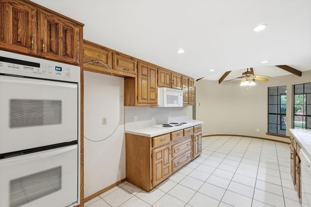 2505 Oak Manor Court, Arlington, TX 76012