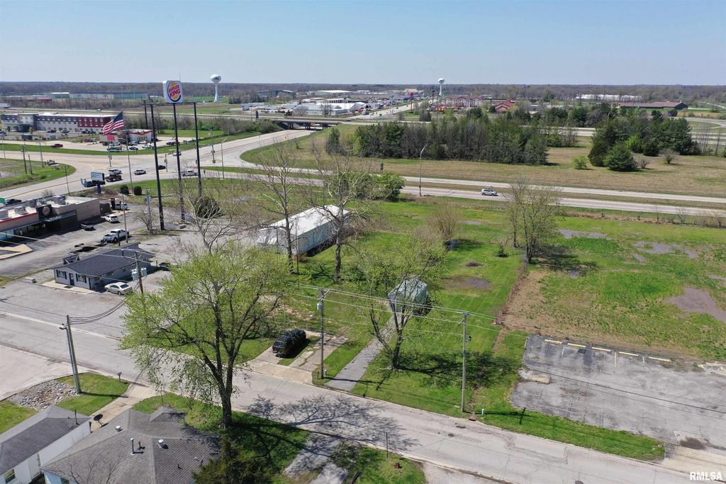 Image 1 of property listing at 109 N MISSOURI Avenue, Salem, IL 62881