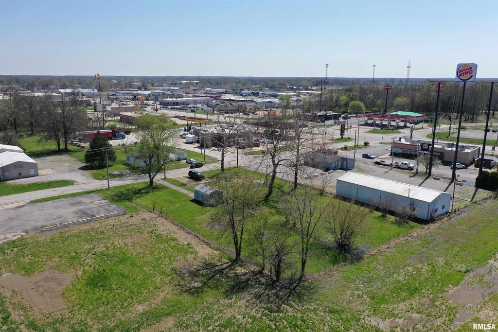 Image 2 of property listing at 109 N MISSOURI Avenue, Salem, IL 62881