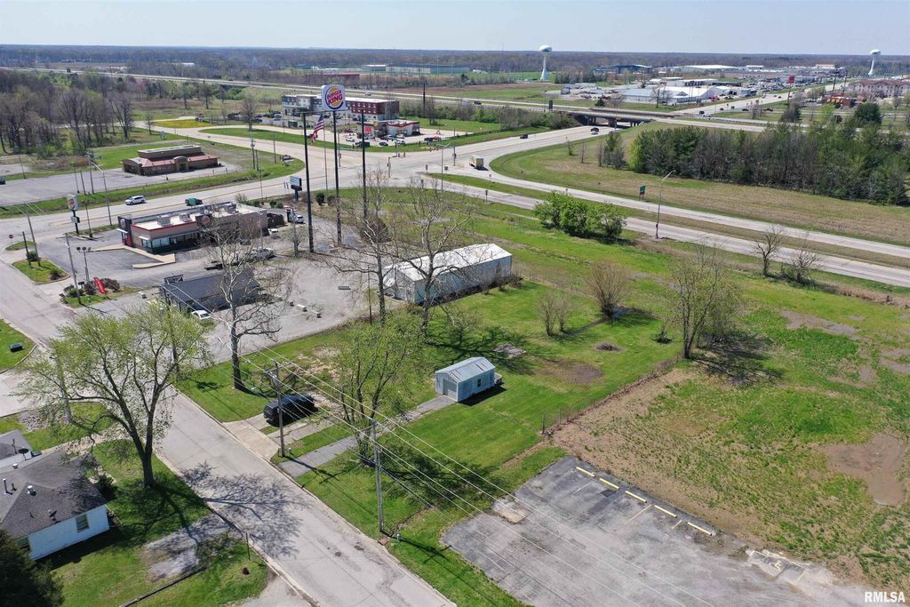 Image 3 of property listing at 109 N MISSOURI Avenue, Salem, IL 62881