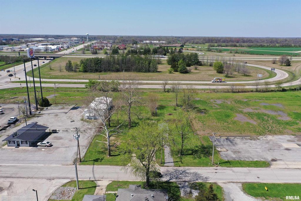 Image 4 of property listing at 109 N MISSOURI Avenue, Salem, IL 62881