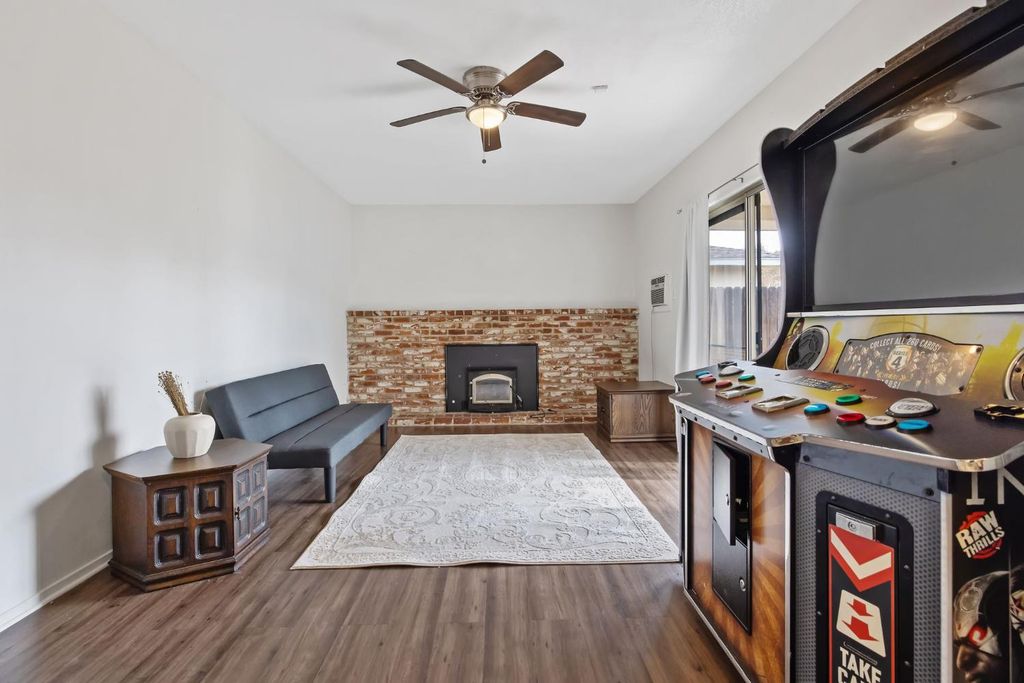 Image 16 of property listing at 692 W Gettysburg Avenue, Clovis, CA 93612