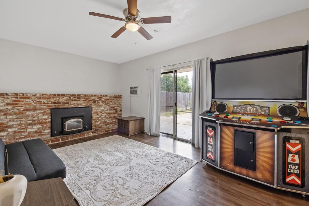 Image 17 of property listing at 692 W Gettysburg Avenue, Clovis, CA 93612