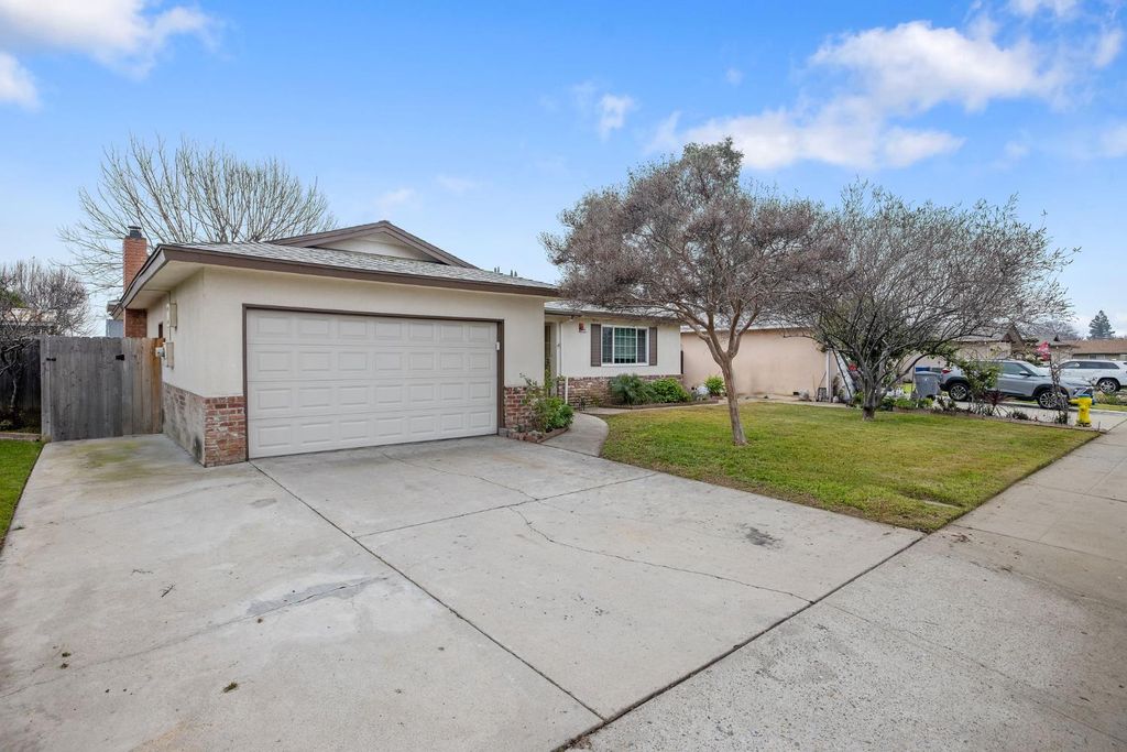 Image 2 of property listing at 692 W Gettysburg Avenue, Clovis, CA 93612