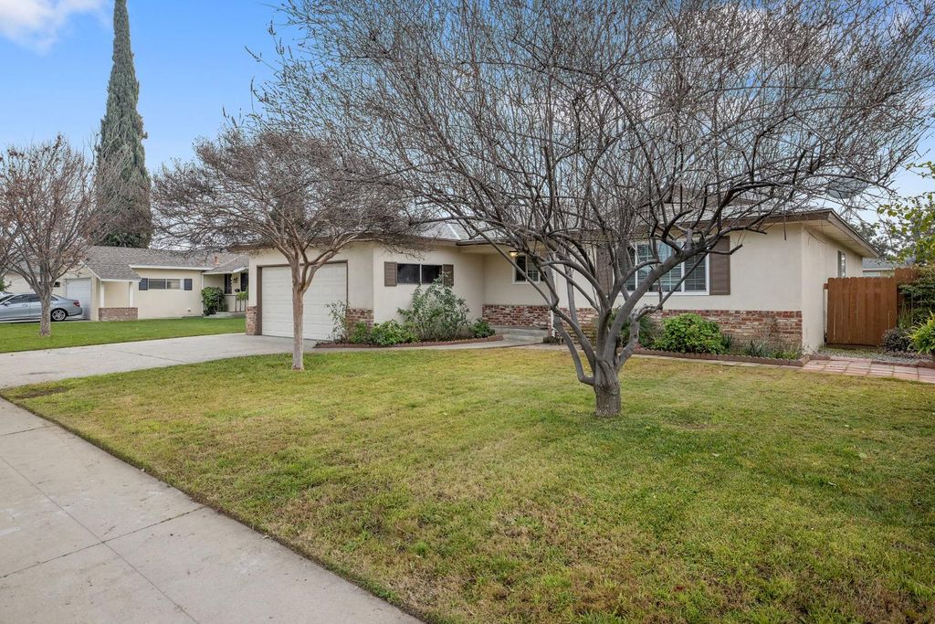 Image 3 of property listing at 692 W Gettysburg Avenue, Clovis, CA 93612