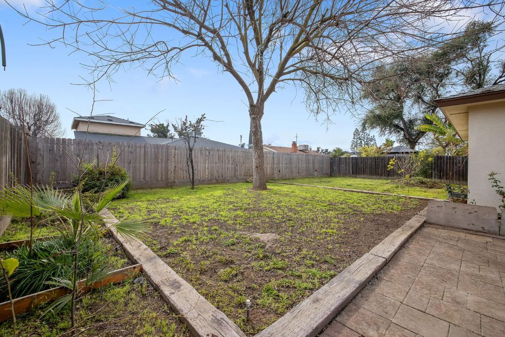 Image 30 of property listing at 692 W Gettysburg Avenue, Clovis, CA 93612