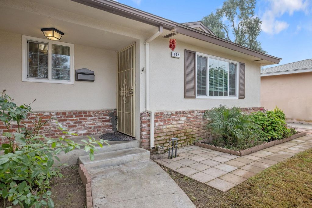 Image 4 of property listing at 692 W Gettysburg Avenue, Clovis, CA 93612