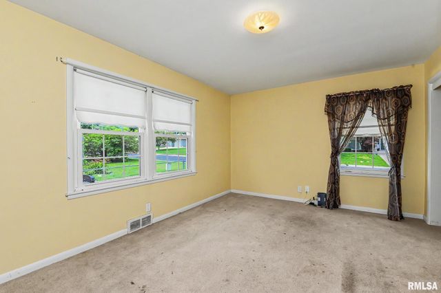 4211 N BROOKMONT Road, Peoria, IL 61614