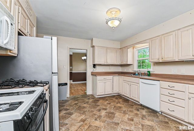 4211 N BROOKMONT Road, Peoria, IL 61614