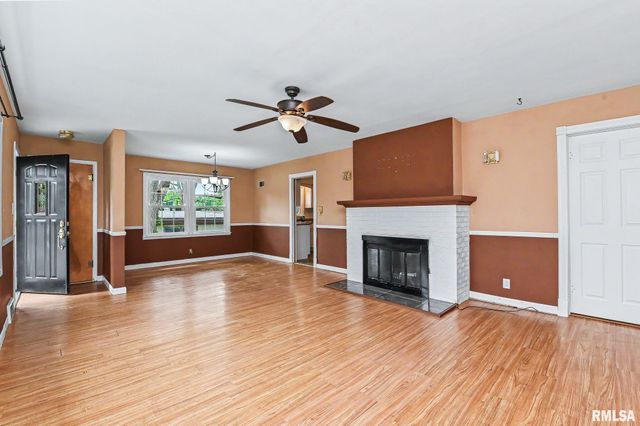4211 N BROOKMONT Road, Peoria, IL 61614