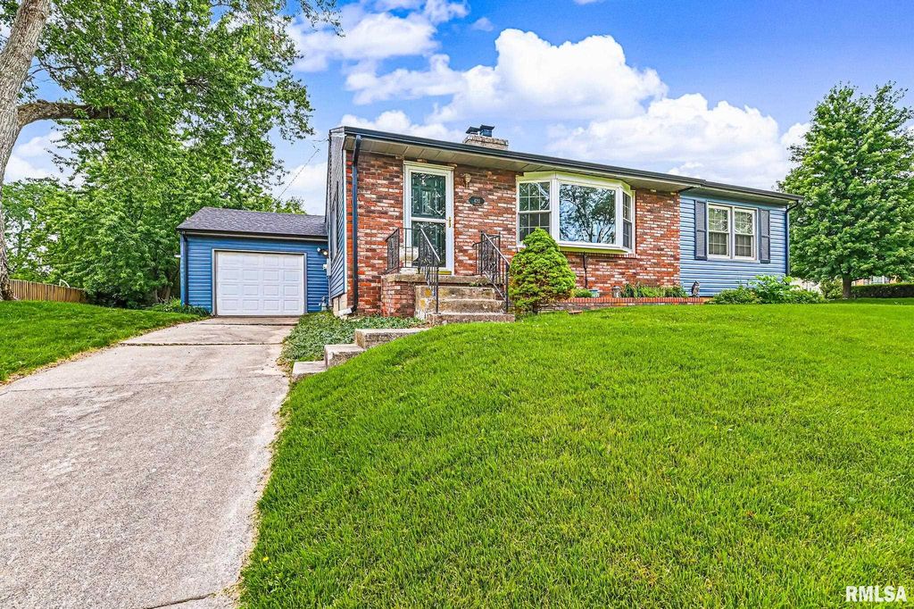 4211 N BROOKMONT Road, Peoria, IL 61614