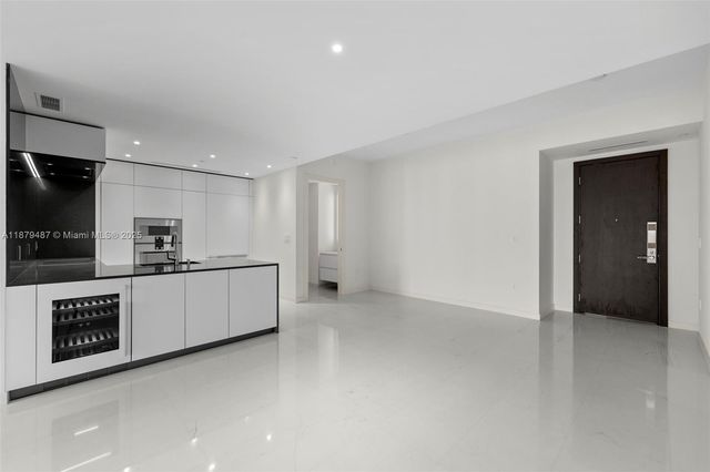 300 Biscayne Blvd Way 2409, Miami, FL 33131