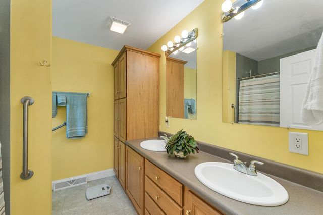 63 Sagewood Circle, Hooksett, NH 03106