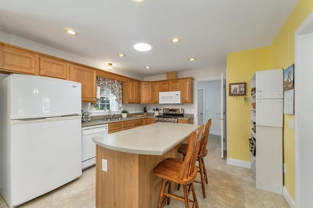 63 Sagewood Circle, Hooksett, NH 03106